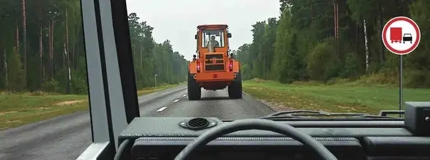 Иллюстрация к вопросу: Можно ли Вам обогнать трактор, управляя грузовым автомобилем с разрешенной максимальной массой…