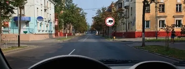 Иллюстрация к вопросу: Разрешено ли Вам при управлении легковым автомобилем с прицепом продолжить движение в прямом…