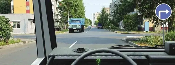 Иллюстрация к вопросу: Обязаны ли Вы включить указатели поворота в данной ситуации?