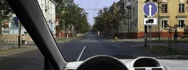 Иллюстрация к вопросу: В каком направлении Вам можно продолжить движение на легковом автомобиле?