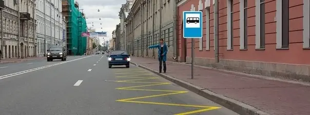 Иллюстрация к вопросу: Разрешено ли водителю легкового автомобиля движение задним ходом для посадки пассажира?