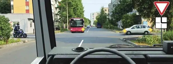 Иллюстрация к вопросу: При движении прямо Вы обязаны уступить дорогу: