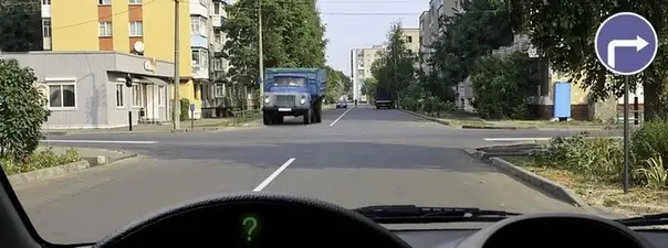 Иллюстрация к вопросу: Обязаны ли Вы включить указатели поворота в данной ситуации?