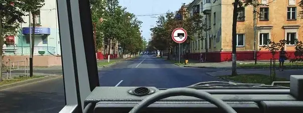 Иллюстрация к вопросу: Разрешено ли Вам продолжить движение в прямом направлении на грузовом автомобиле с прицепом?