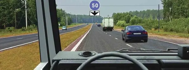 Иллюстрация к вопросу: С какой скоростью Вы можете продолжить движение вне населенного пункта по левой полосе на грузовом…