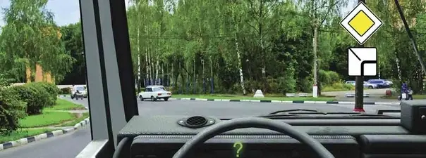 Иллюстрация к вопросу: Вы намерены продолжить движение по главной дороге. Обязаны ли Вы при этом включить указатели…