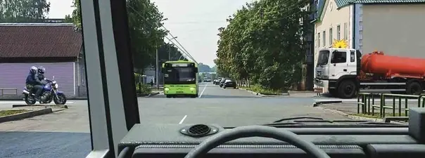 Иллюстрация к вопросу: Кто имеет право проехать перекресток первым, если все намерены двигаться прямо?