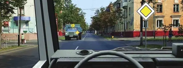 Иллюстрация к вопросу: Вы намерены проехать перекресток в прямом направлении. В данной ситуации: