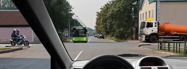 Иллюстрация к вопросу: Кто имеет право проехать перекресток первым, если все намерены двигаться прямо?