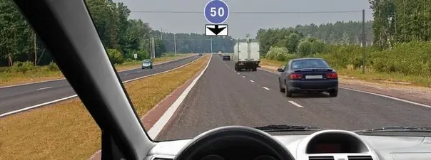 Иллюстрация к вопросу: С какой скоростью Вы можете продолжить движение вне населённого пункта по левой полосе на легковом…