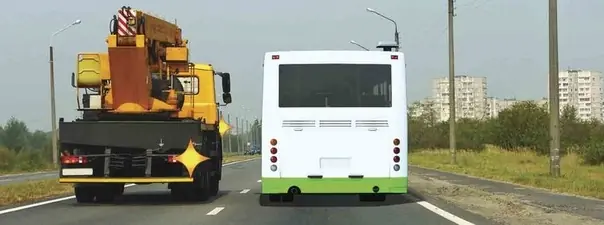 Иллюстрация к вопросу: Обязан ли водитель автобуса уступить дорогу водителю грузового автомобиля?