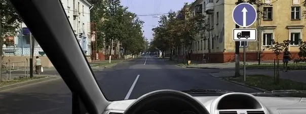 Иллюстрация к вопросу: Вам разрешено продолжить движение на грузовом автомобиле с разрешенной максимальной массой не…