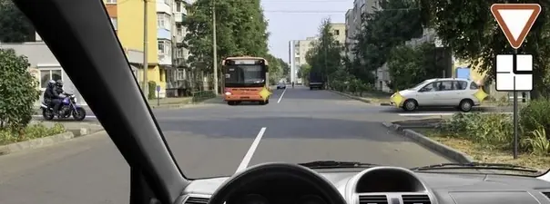 Иллюстрация к вопросу: При движении прямо Вы обязаны уступить дорогу: