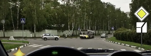 Иллюстрация к вопросу: Кому Вы должны уступить дорогу при повороте налево?
