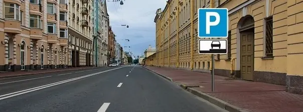 Иллюстрация к вопросу: Какой автомобиль разрешено поставить на стоянку указанным на табличке способом?