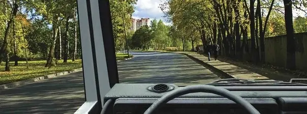 Иллюстрация к вопросу: Разрешается ли Вам выполнить разворот на данном участке дороги?