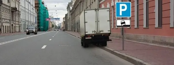 Иллюстрация к вопросу: Можно ли водителю поставить грузовой автомобиль на стоянку в этом месте указанным способом?