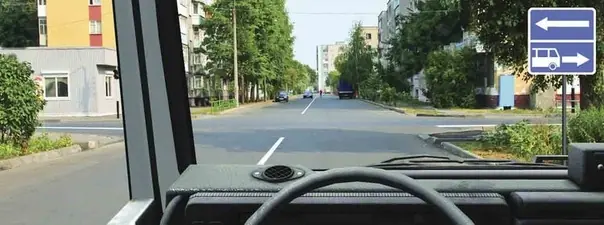Иллюстрация к вопросу: В каких направлениях Вам можно продолжить движение на грузовом автомобиле?