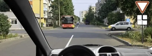 Иллюстрация к вопросу: Кому Вы обязаны уступить дорогу при движении в прямом направлении?