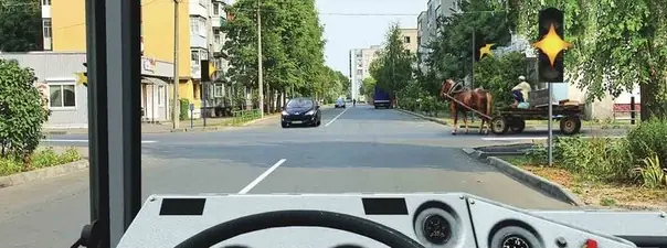 Иллюстрация к вопросу: Вы намерены продолжить движение прямо при желтом мигающем сигнале светофора. Ваши действия?