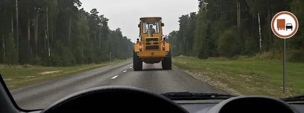 Иллюстрация к вопросу: Можно ли Вам обогнать трактор, управляя грузовым автомобилем с разрешенной максимальной массой не…